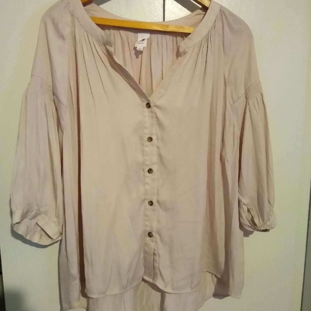 Flawless high low hem satiny blouse M
